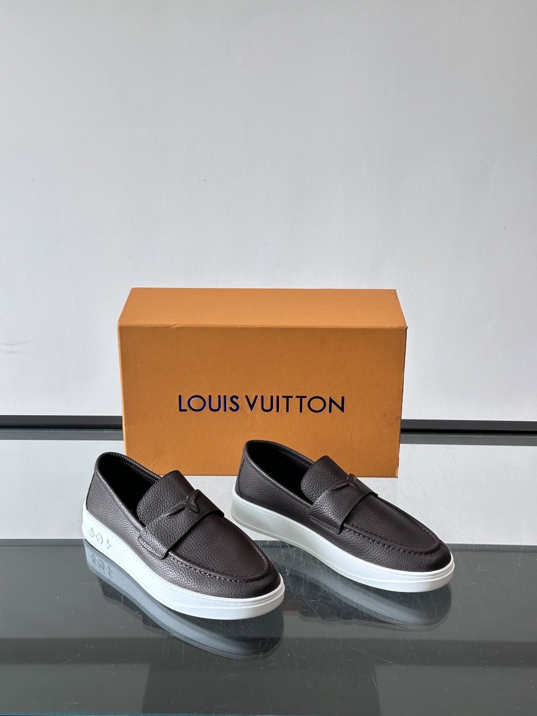 微商相册测试鞋子-Louis Vuitton Textured Platform Slip-On Loafers — side