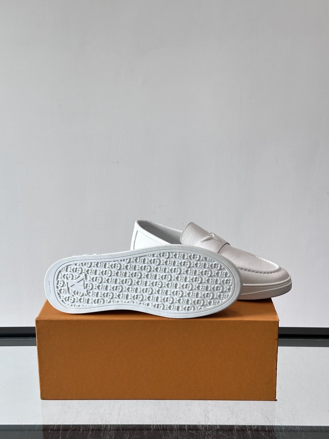 微商相册测试鞋子-Louis Vuitton Textured Platform Slip-On Loafers — detail