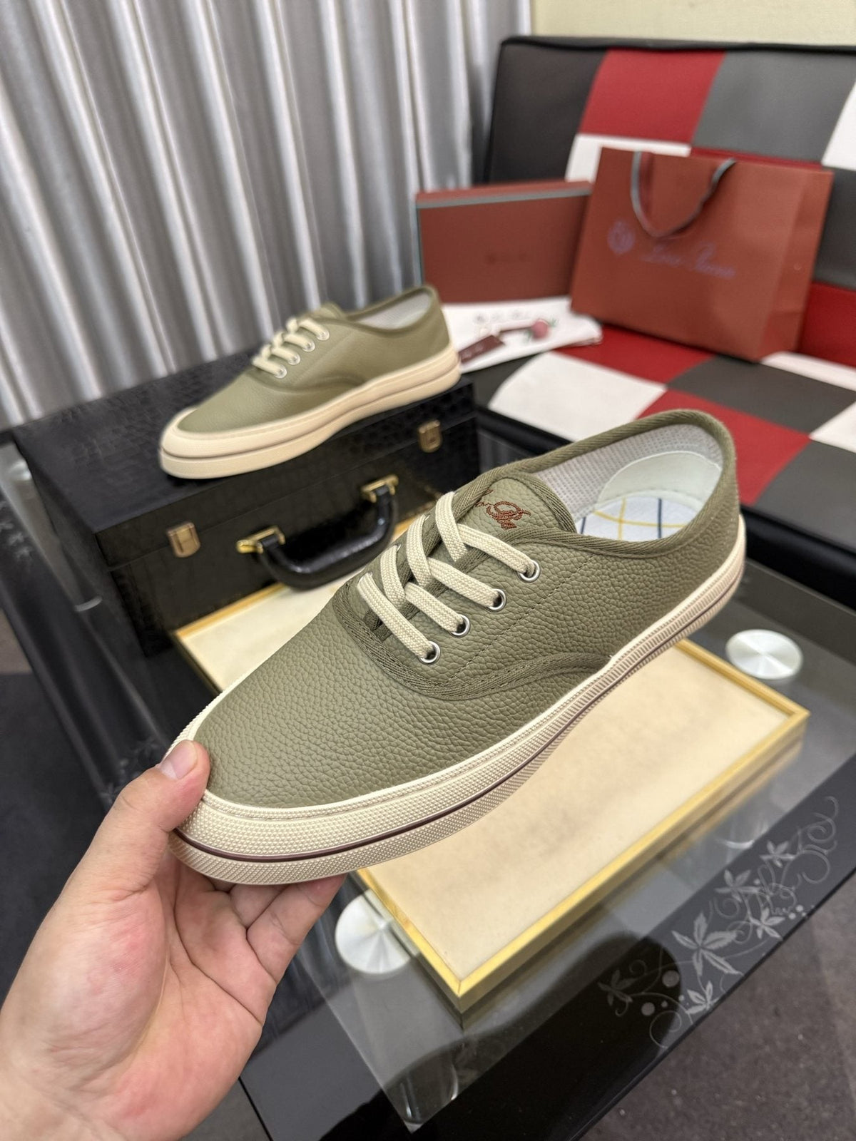Men's Low-Top Lace-Up Casual Shoes — model