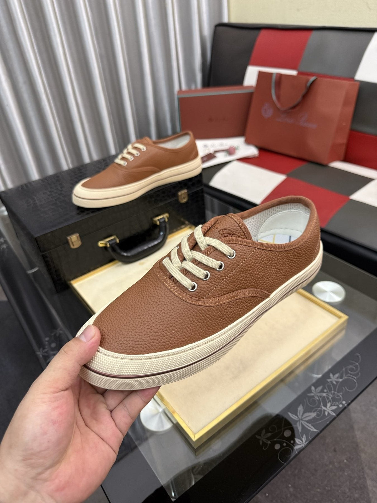 Men's Low-Top Lace-Up Casual Shoes — model