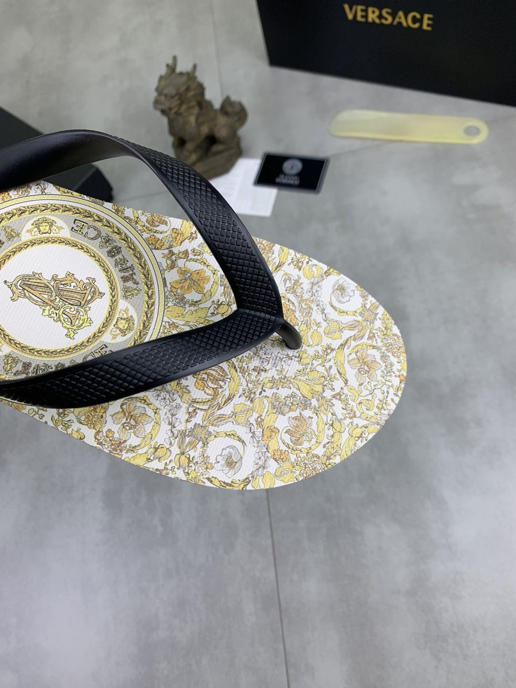 微商相册测试鞋子-Versace Baroque Print Flip-Flops — detail