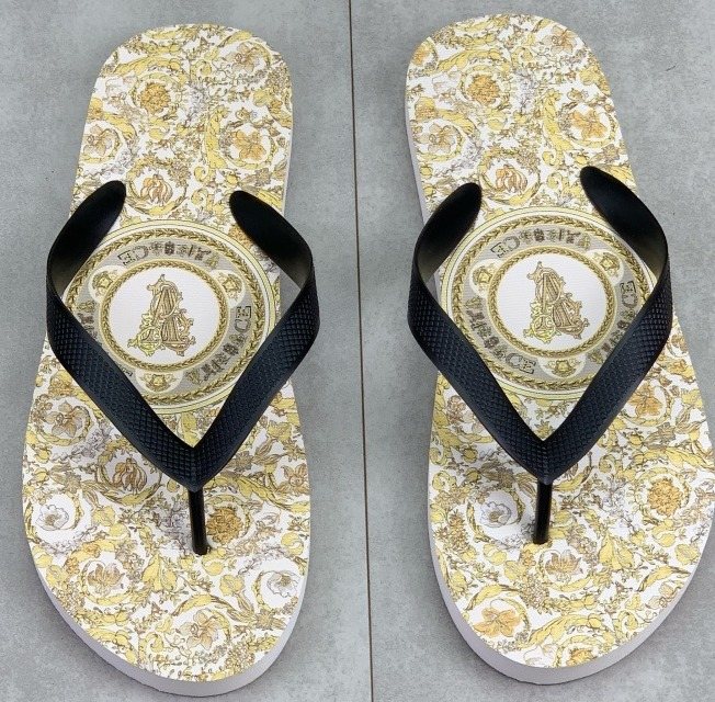 微商相册测试鞋子-Versace Baroque Print Flip-Flops — hero