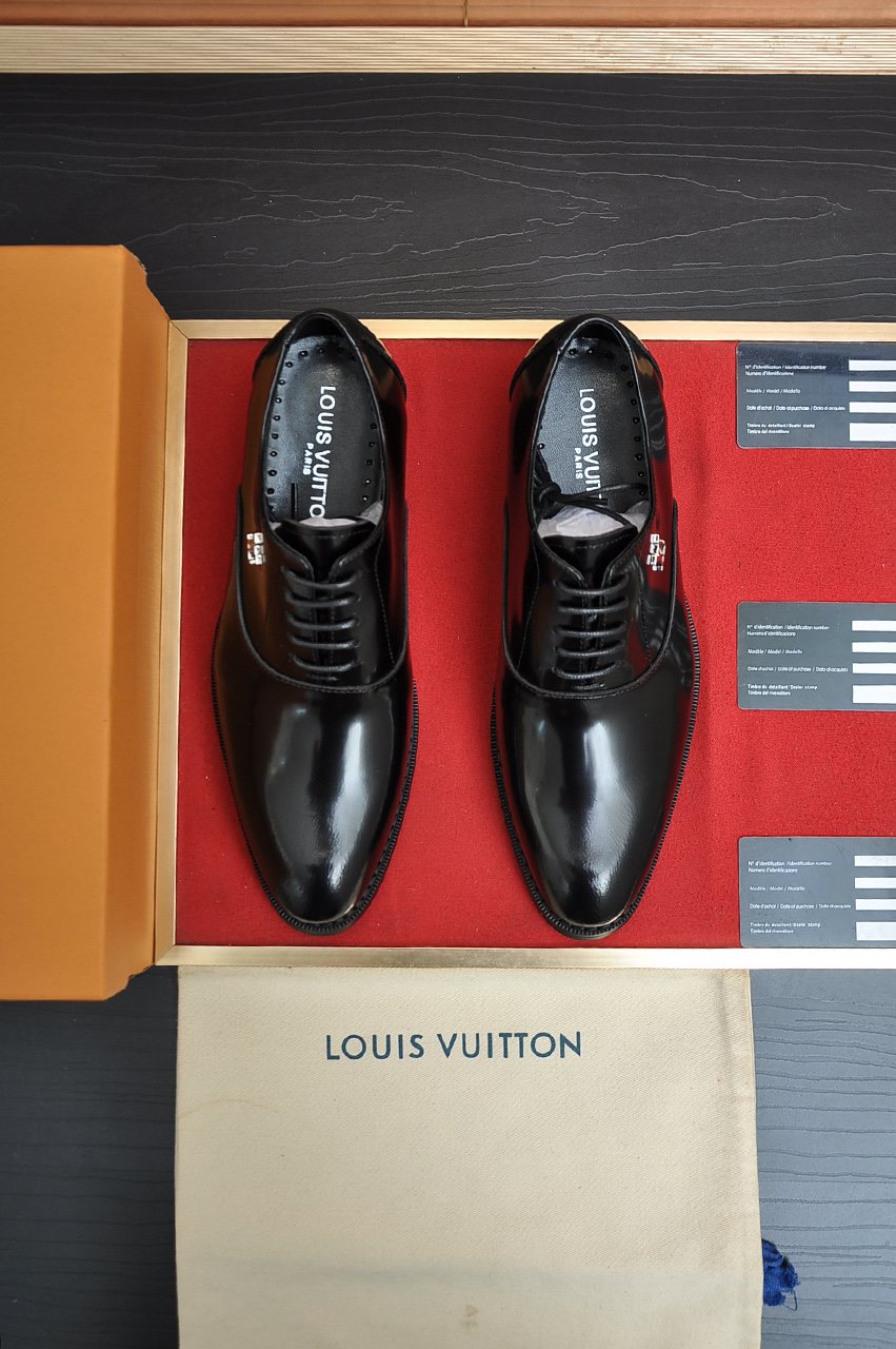 Louis Vuitton Plain-Toe Lace-Up Dress Shoes — front