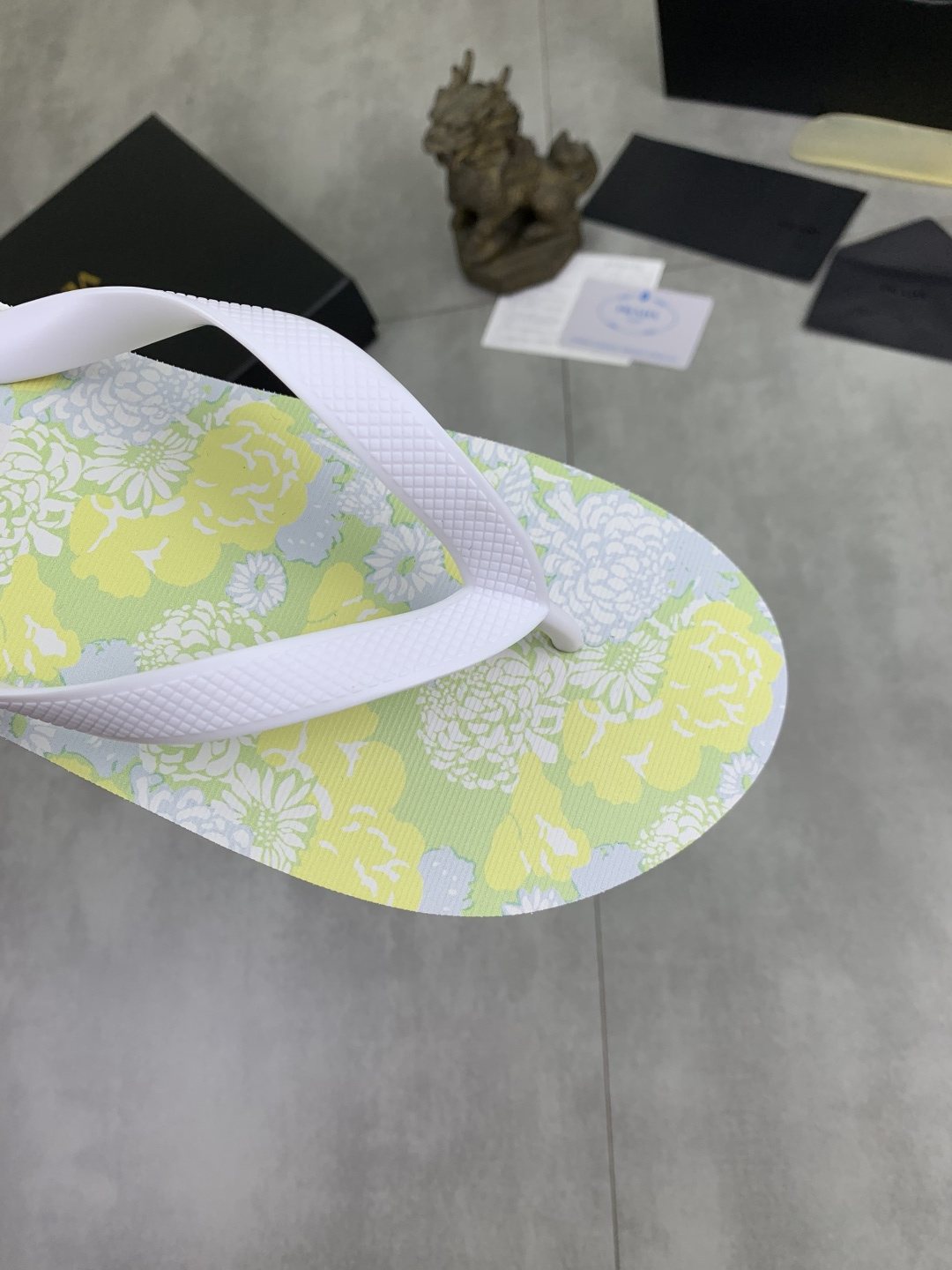 微商相册测试鞋子-Prada Floral Thong Flip-Flops — detail