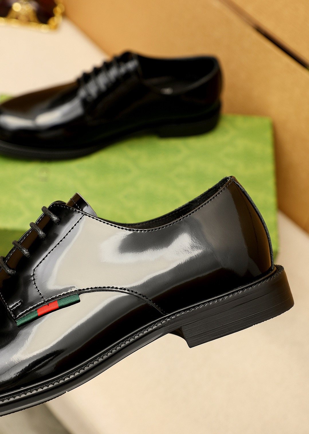 GUCCI Stripe Lace-Up Dress Shoes — detail