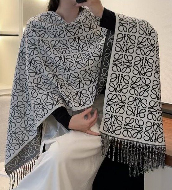 Loewe Loop Motif Fringe Scarf — model