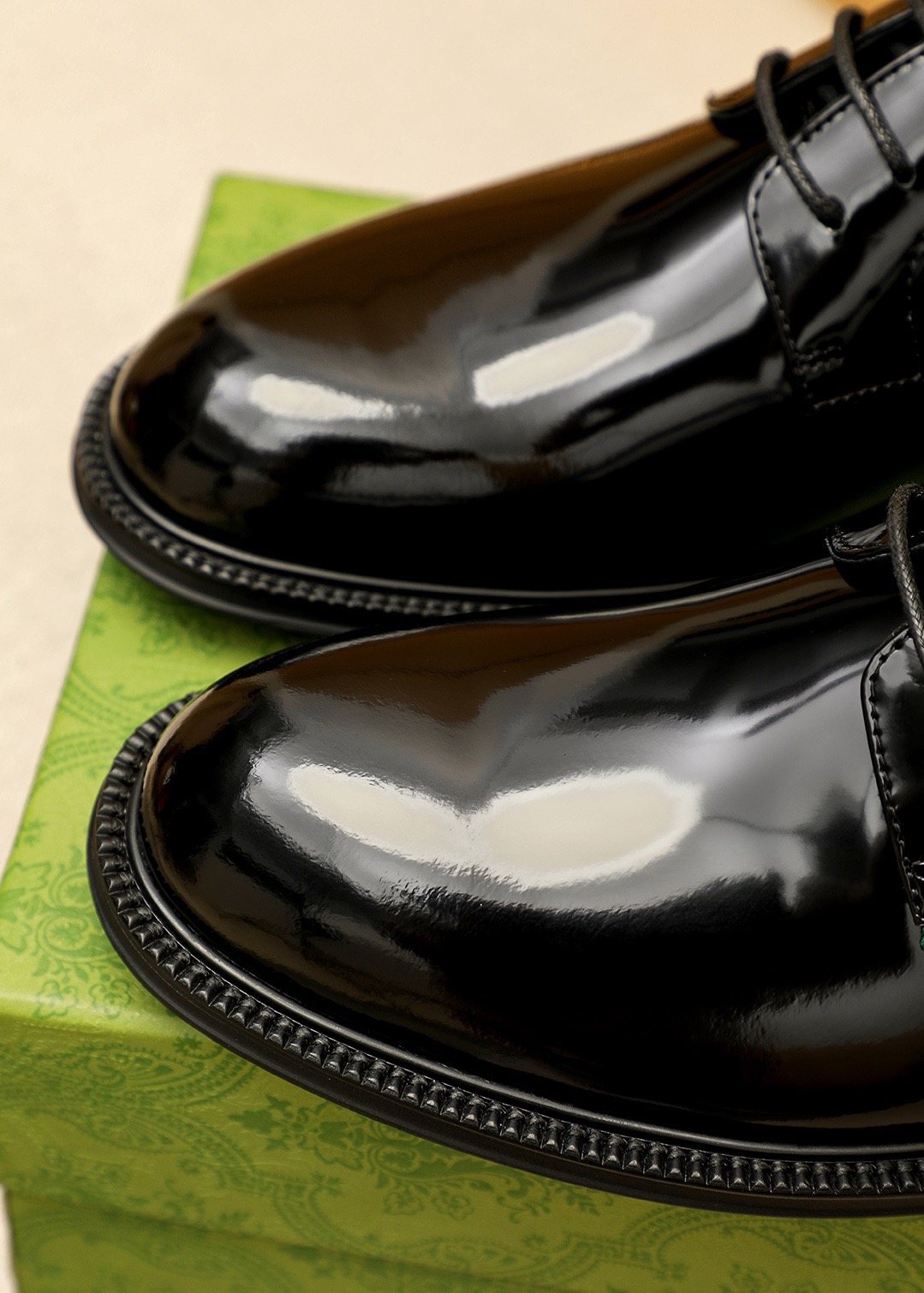 Gucci Stripe Lace-Up Dress Shoes — detail