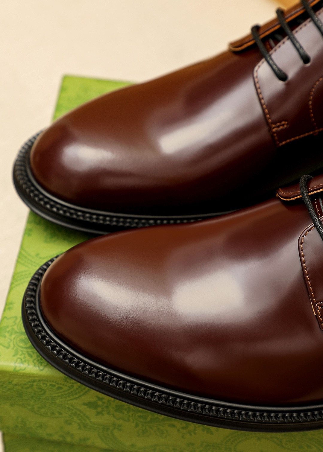 Gucci Stripe Lace-Up Dress Shoes — detail