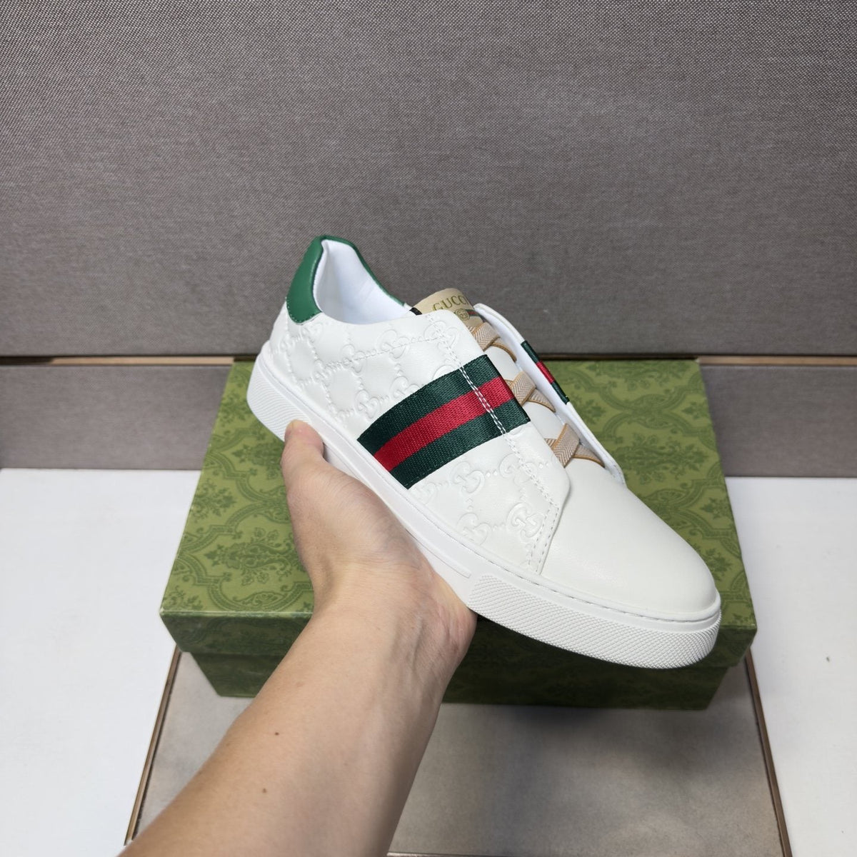 Gucci Green-Red Stripe Low-Top Sneakers — model