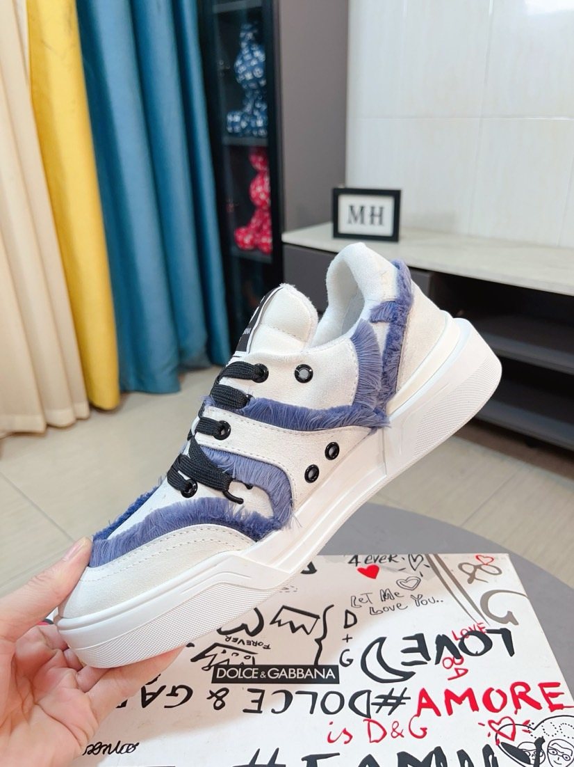 Dolce & Gabbana Contrast-Trim Low-Top Sneakers — model