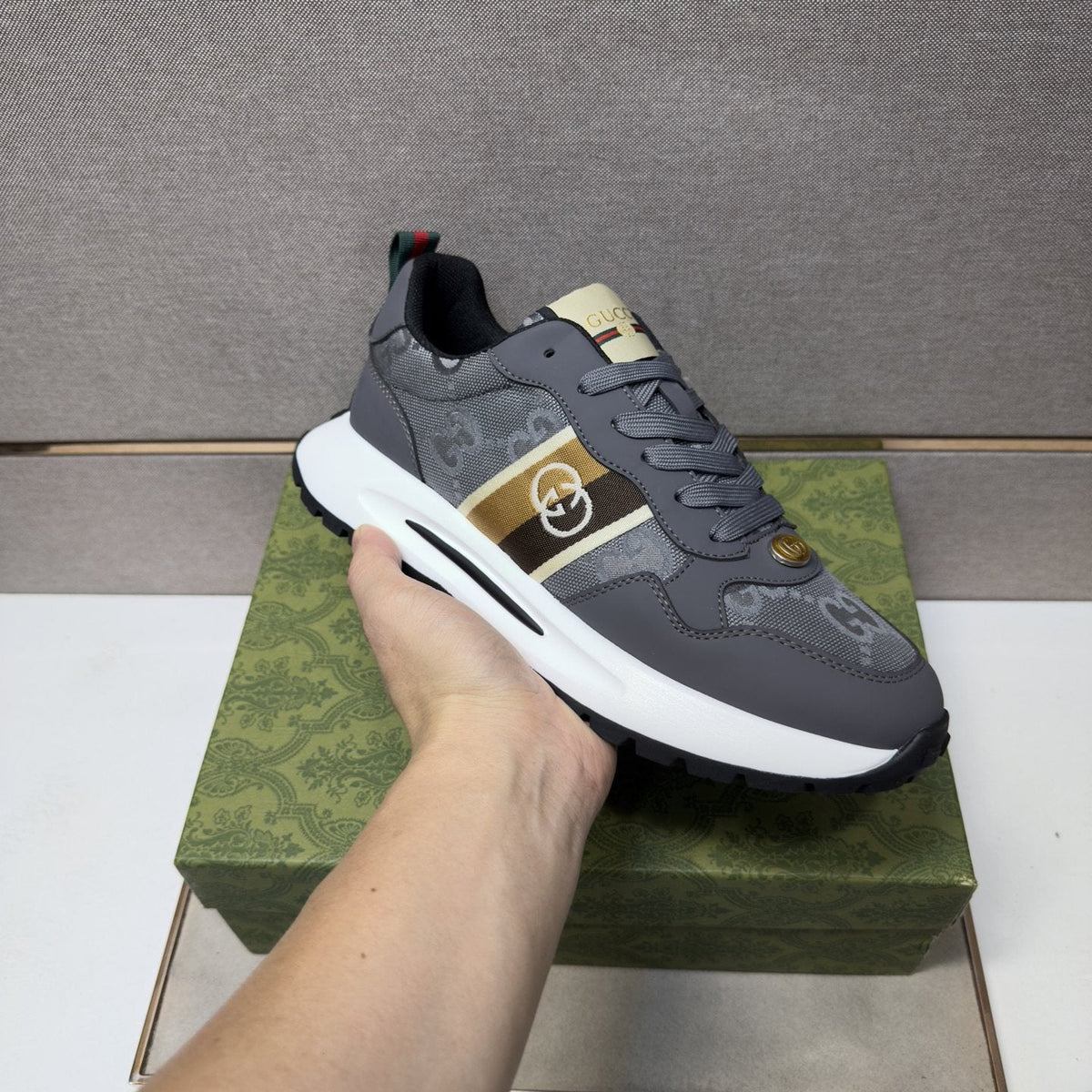 Gucci Patterned Low-Top Sneakers — model
