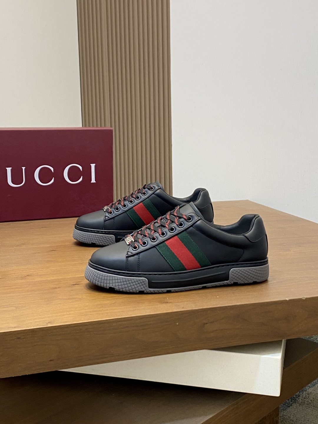 Gucci Stripe Low-Top Sneakers — front