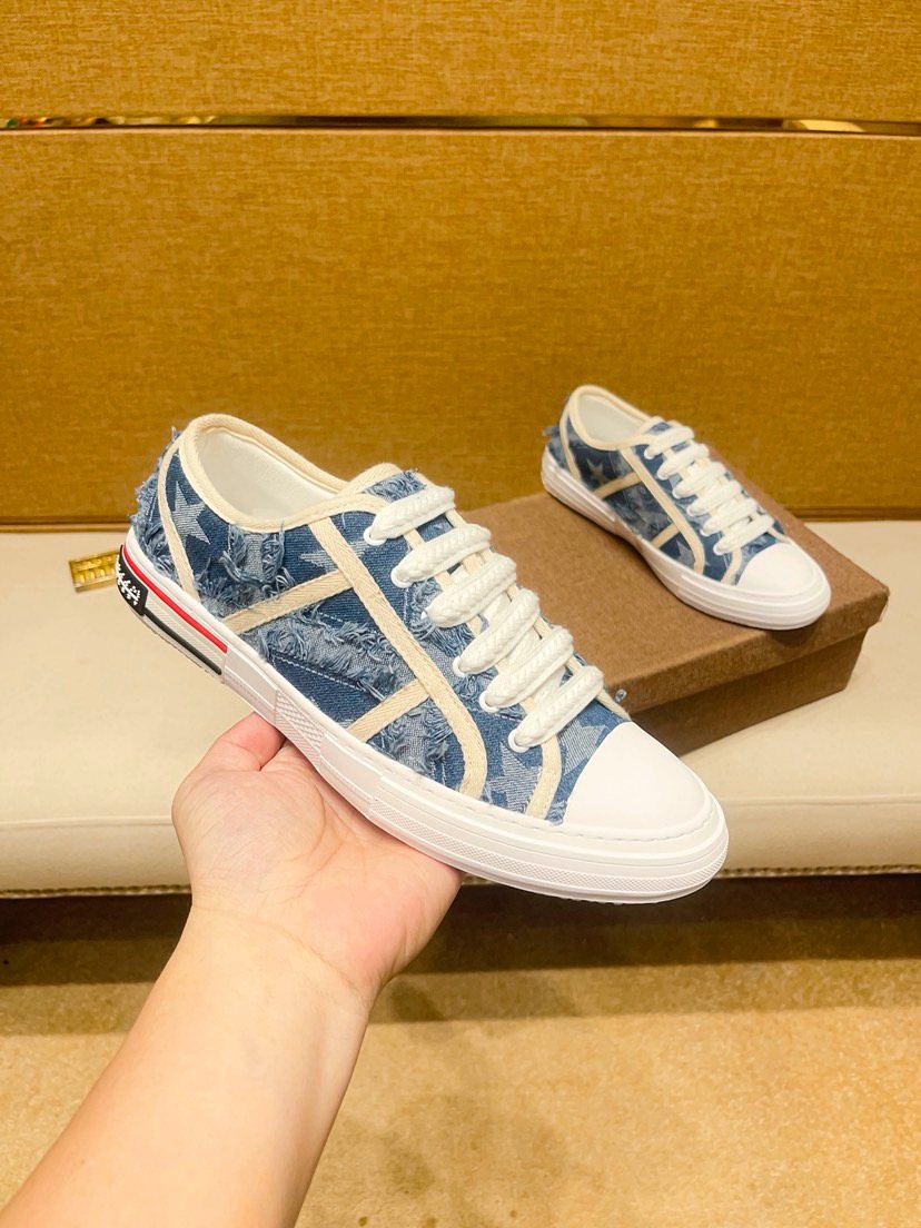 Star-Pattern High-Top Sneakers — model