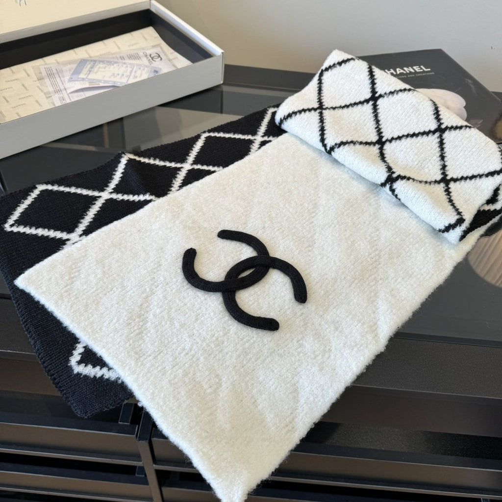 Chanel Reversible Ivory & Black Knit Scarf — detail