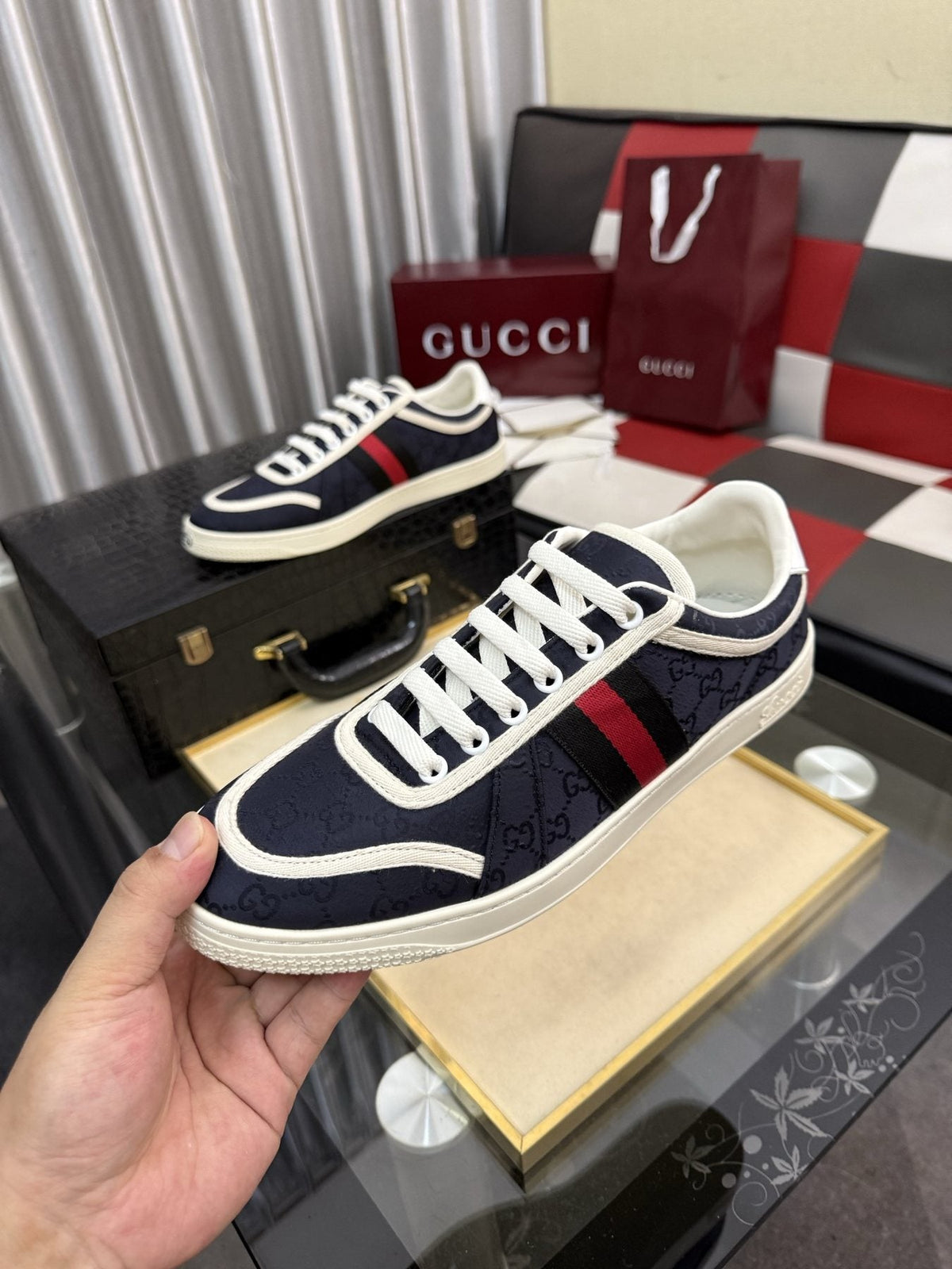 Gucci Striped Low-Top Sneakers — model