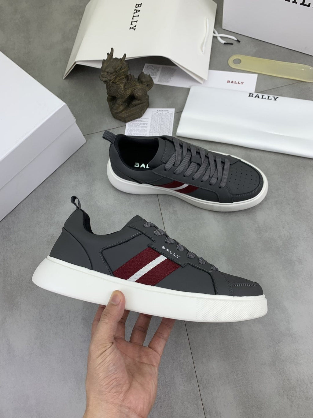 微商相册测试鞋子-Bally Double-Stripe Low-Top Sneakers — model