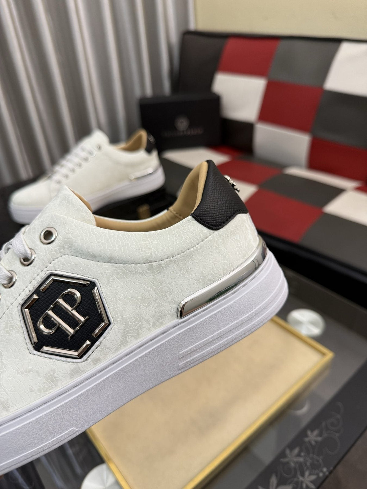 Philipp Plein Emblem Low-Top Sneakers — detail