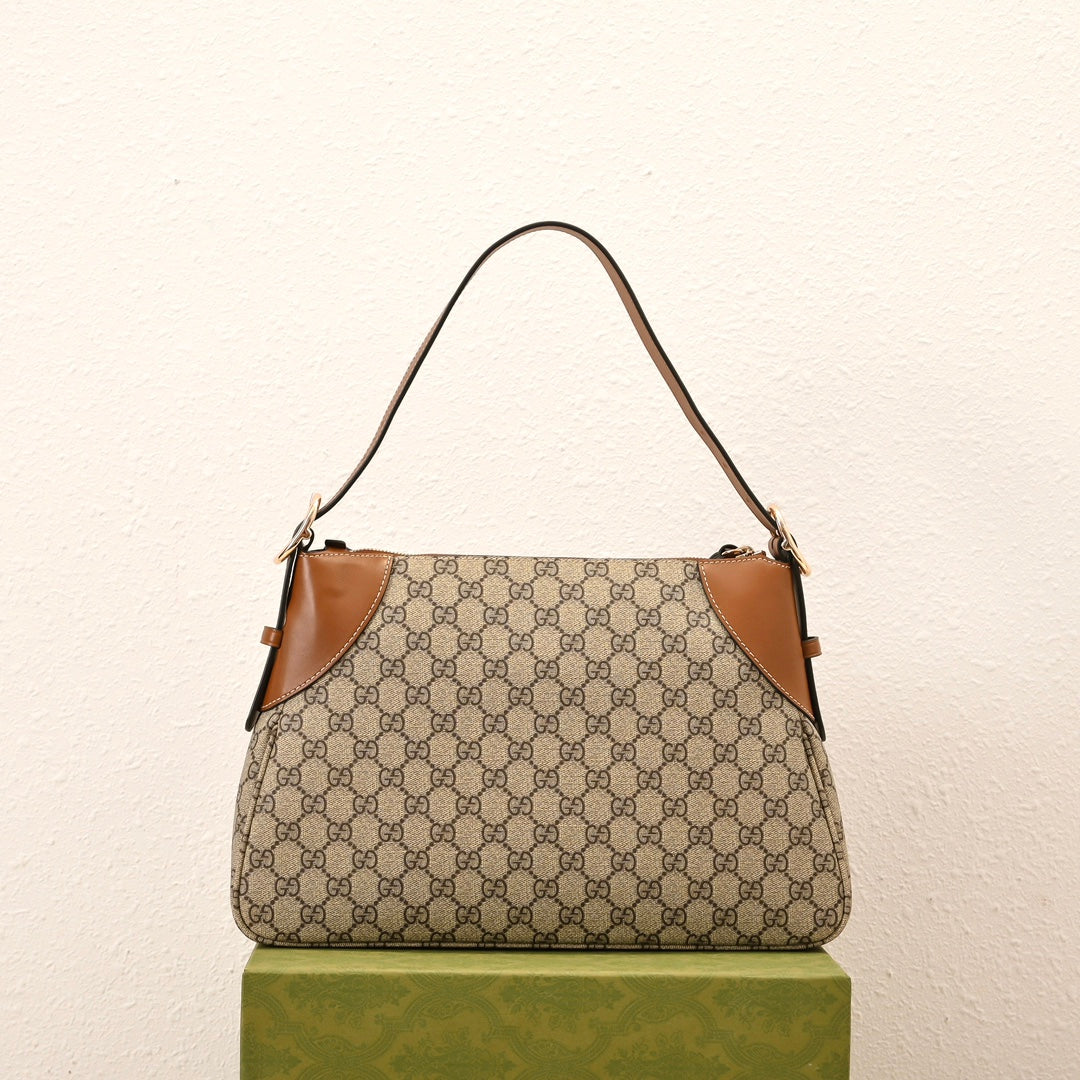 Gucci Emblem Medium Zip Tote Bag – 815217